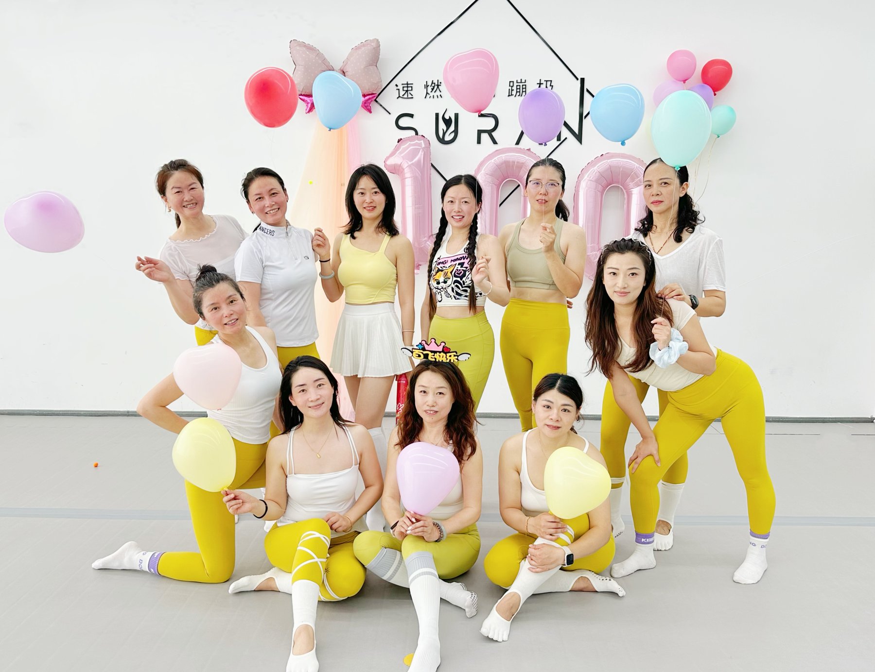 速燃室内蹦极学员庆祝合影